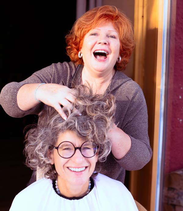Graziella Copoletta mit einer glücklichen Kundin mit schönen Haaren. Graziella Copoletta mit einer glücklichen Kundin mit schönen Haaren.